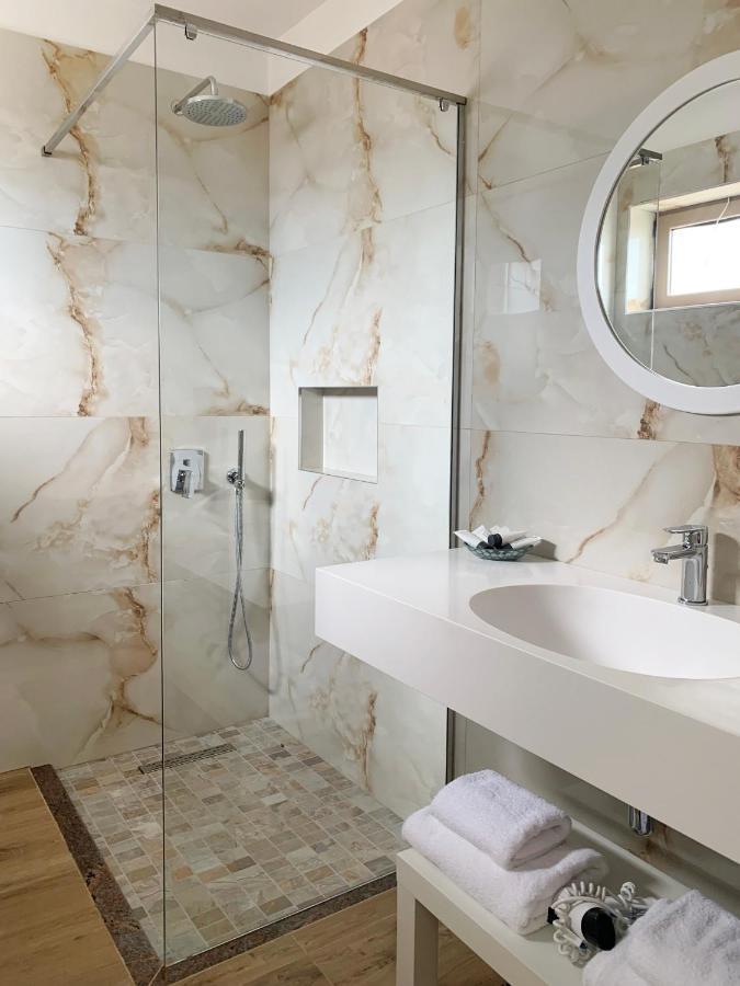 Vila 8 Hotel Himarë Eksteriør billede